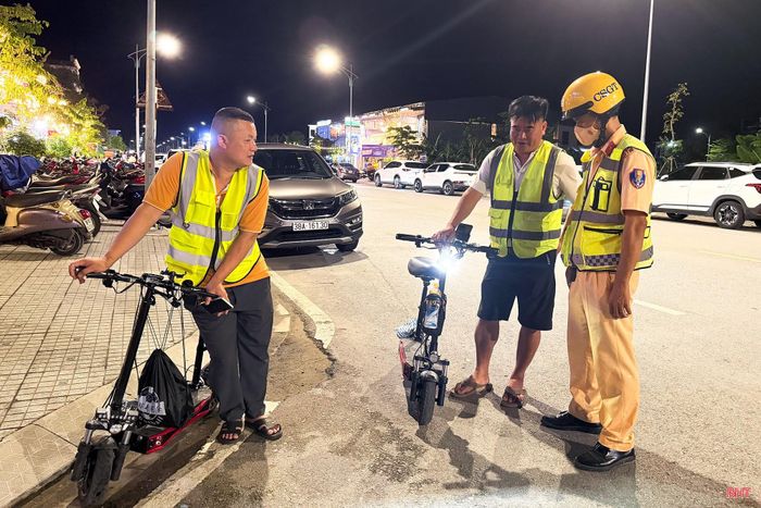 Lực lượng chức năng thông tuyên truyền, nhắc nhở người điều khiển xe điện gấp gọn chấp hành quy định của pháp luật khi tham gia giao thông.