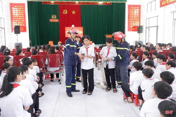 Tại chương trình, cán bộ, giáo viên và học sinh được tuyên truyền, hướng dẫn các quy định pháp luật, kiến thức cơ bản về PCCC và CNCH, cách nhận biết, xử lý tình huống cháy, nổ và kỹ năng thoát nạn khi xảy ra sự cố tại nhà ở, trường học và những nơi tập trung đông người.