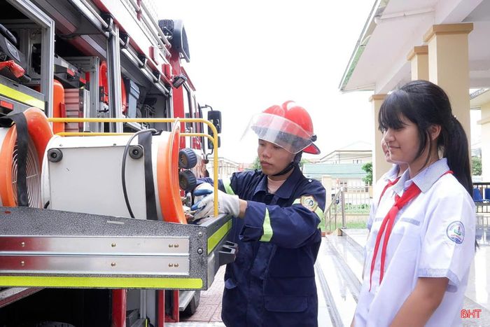 Bên cạnh phần tuyên truyền lý thuyết, học sinh được trực tiếp quan sát, tìm hiểu về các phương tiện, thiết bị chuyên dụng của lực lượng Cảnh sát PCCC và CNCH như: xe chữa cháy, xe CNCH, bình chữa cháy, mặt nạ phòng độc, thiết bị cứu nạn... Đồng thời, cán bộ chiến sĩ giới thiệu tính năng, tác dụng của từng loại phương tiện và hướng dẫn cách sử dụng trong những tình huống cụ thể.