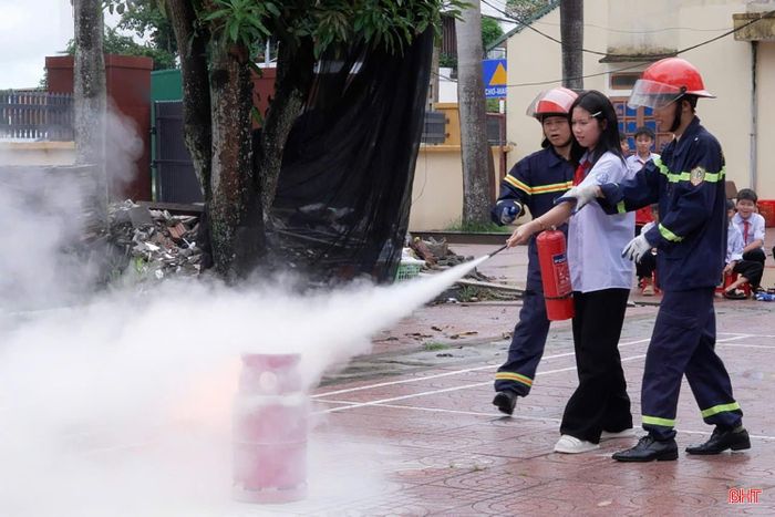 Cùng đó, học sinh được hướng dẫn kỹ năng thoát hiểm trong đám cháy, thực hành sử dụng bình chữa cháy xách tay để dập tắt đám cháy giả định do rò rỉ khí gas, qua đó hình thành kỹ năng xử lý ban đầu khi xảy ra sự cố.