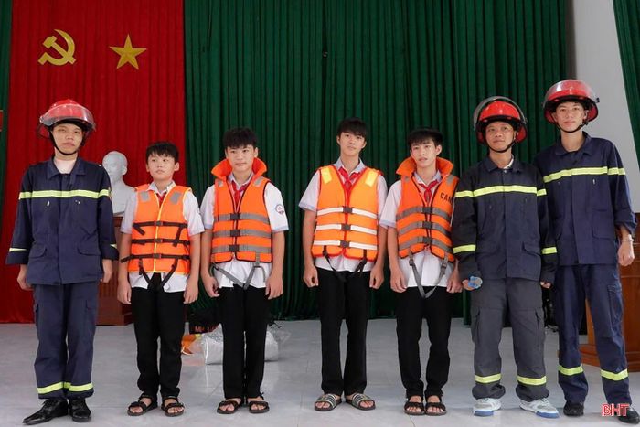 Ngoài kỹ năng PCCC, CNCH, chương trình còn tập trung tuyên truyền phòng, chống đuối nước cho học sinh. Các em được hướng dẫn những nguyên tắc bảo đảm an toàn khi vui chơi, tắm biển, sông, hồ, ao, đập, cách nhận biết nguy cơ và xử lý phù hợp khi phát hiện người bị đuối nước…