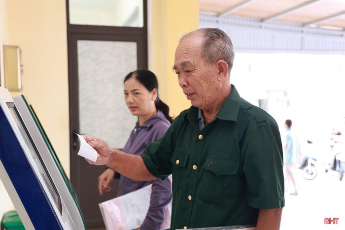 Hệ thống sử dụng song song cả hai hình thức lấy số trực tuyến và trực tiếp để phục vụ nhu cầu của người dân.