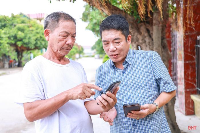 Trước khi đưa hệ thống vào sử dụng, anh Trần Viết Hồng đã gặp gỡ và trao đổi để lắng nghe phản hồi của người dân.