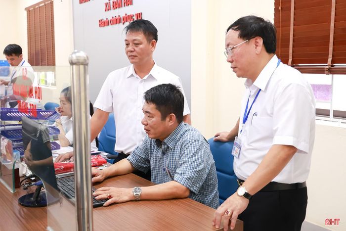 Lãnh đạo xã Đan Hải kiểm tra hoạt động của hệ thống trước khi đưa vào sử dụng.