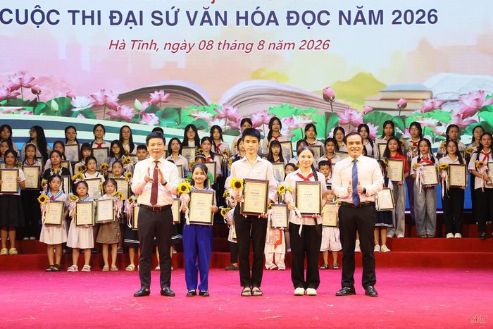 Ban Tổ chức Cuộc thi "Đại sứ Văn hóa đọc" năm 2026 trao 3 giải nhất cho các học sinh: Trần Thị Hương Giang (lớp 3A2, Trường Tiểu học Đan Trường, xã Đan Hải), Trần Lương Gia Long (lớp 11C2, Trường THPT Hương Khê, xã Hương Khê) và Văn Hà Bảo Trân (lớp 8A1, Trường THCS Phan Huy Chú, xã Thạch Hà).