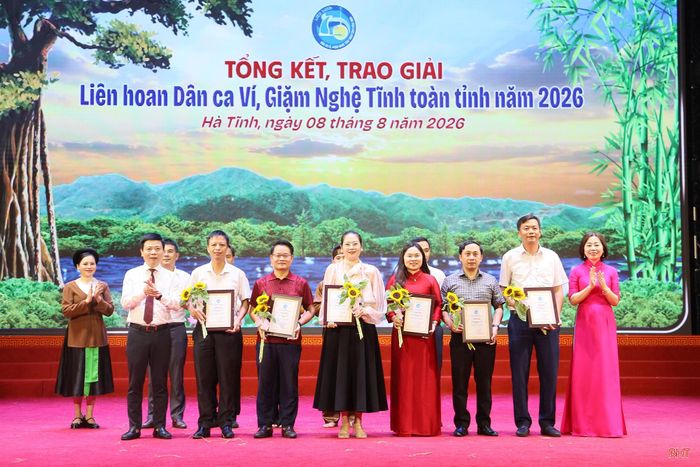 Ban Tổ chức trao 6 giải khuyến khích cho 6 câu lạc bộ dân ca Ví, Giặm các xã: Sơn Tiến, Kỳ Khang, Sơn Kim 1, Thạch Hà, Lộc Hà và Trường Lưu.