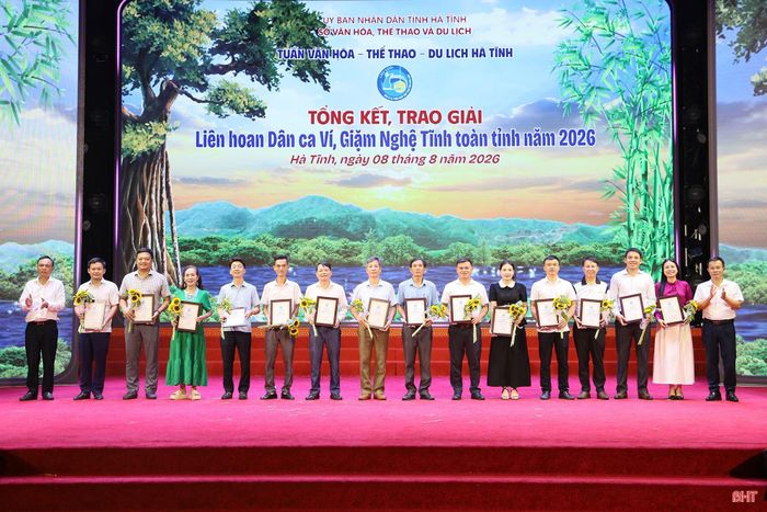 Ban Tổ chức trao giấy chứng nhận và hoa cho 15 giải tiết mục xuất sắc tại Liên hoan.