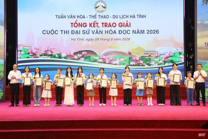 ...và 30 giải khuyến khích cho các học sinh.