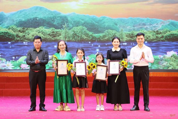 Ban Tổ chức trao các giải thưởng phụ tại Liên hoan Dân ca Ví, Giặm Nghệ Tĩnh năm 2026.