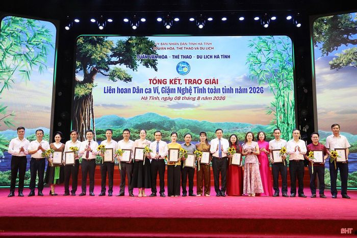 Ban Tổ chức và các đại biểu chụp ảnh lưu niệm cùng đại diện các câu lạc bộ dân ca Ví, Giặm.