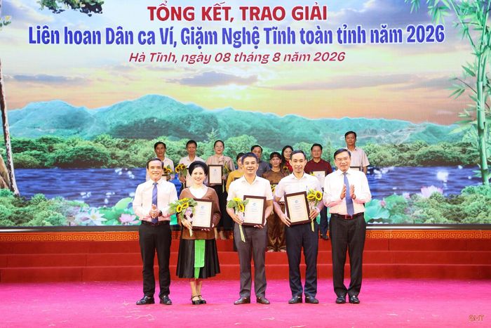 Ban Tổ chức trao 3 giải nhì cho 3 câu lạc bộ dân ca Ví, Giặm các xã: Thạch Lạc, Tùng Lộc và Tiên Điền.