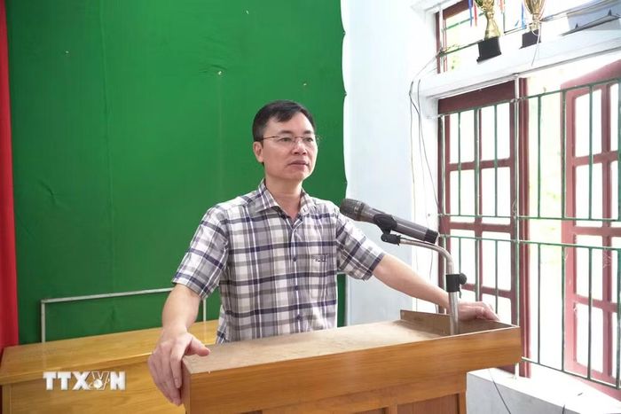 Ông Trịnh Vinh Lực, Bí thư Đảng ủy xã Sơn Điện (Thanh Hóa) trực tiếp xuống các bản để tuyên truyền cho người dân về phương án sắp xếp các bản. (Ảnh: Khiếu Tư/TTXVN)