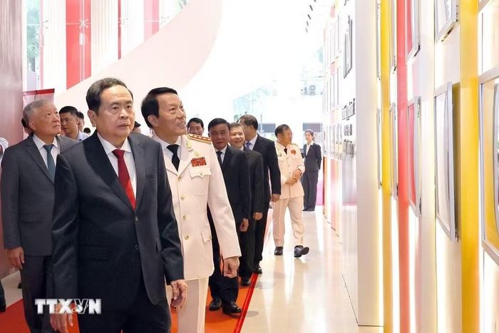 Chủ tịch Quốc hội Trần Thanh Mẫn dự Lễ kỷ niệm 70 năm Ngày truyền thống lực lượng Cảnh sát kinh tế. (Ảnh: Doãn Tấn/TTXVN)