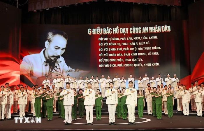 Chương trình nghệ thuật chào mừng lễ kỷ niệm 70 năm Ngày truyền thống lực lượng Cảnh sát kinh tế. (Ảnh: Doãn Tấn/TTXVN)