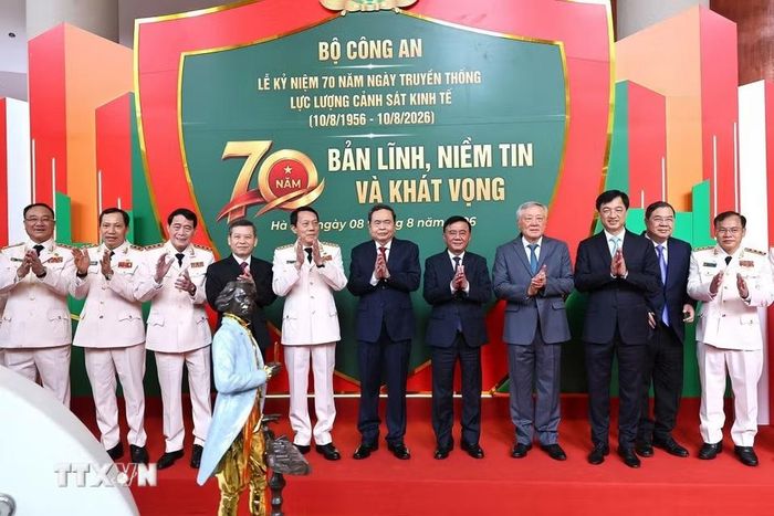Chủ tịch Quốc hội Trần Thanh Mẫn và đại biểu với lãnh đạo Bộ Công an dự Lễ kỷ niệm 70 năm Ngày truyền thống lực lượng Cảnh sát kinh tế. (Ảnh: Doãn Tấn/TTXVN)