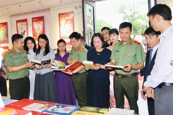 Các đại biểu và khách tham quan tại triển lãm. (Ảnh: PV/Vietnam+)
