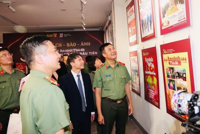 Trưng bày giới thiệu các bìa báo tiêu biểu của Báo An ninh Thủ đô từ năm 1976 đến năm 2026. (Ảnh: PV/Vietnam+)