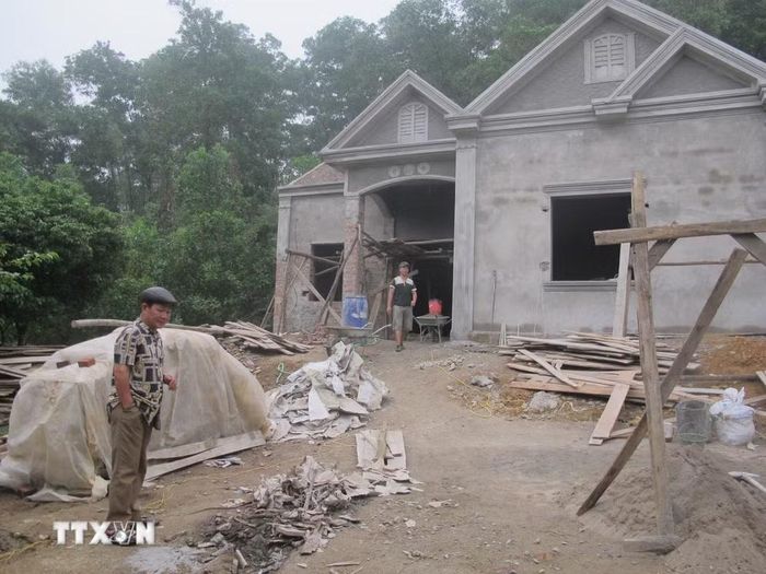Ngôi nhà bị đình chỉ xây dựng vì xây dựng trên đất rừng phòng hộ. (Ảnh Mạnh Khánh/TTXVN)