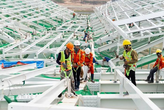 Công nhân triển khai thi công hệ kết cấu khung thép mái Nhà ga T2 Sân bay Phú Quốc. (Ảnh: Sun Group cung cấp)