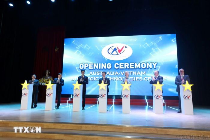 Trung tâm Công nghệ chiến lược Australia-Việt Nam (AVSTC) chính thức được khai trương tại Học viện Bưu chính Viễn thông, Hà Nội nhằm tăng cường hợp tác giữa Australia và Việt Nam trong các lĩnh vực công nghệ chiến lược, thúc đẩy chuyển đổi số, hỗ trợ đổi mới sáng tạo công nghệ và công nghiệp, cũng như củng cố ổn định an ninh mạng quốc tế (6/2025). (Ảnh: Thu Phương/TTXVN)