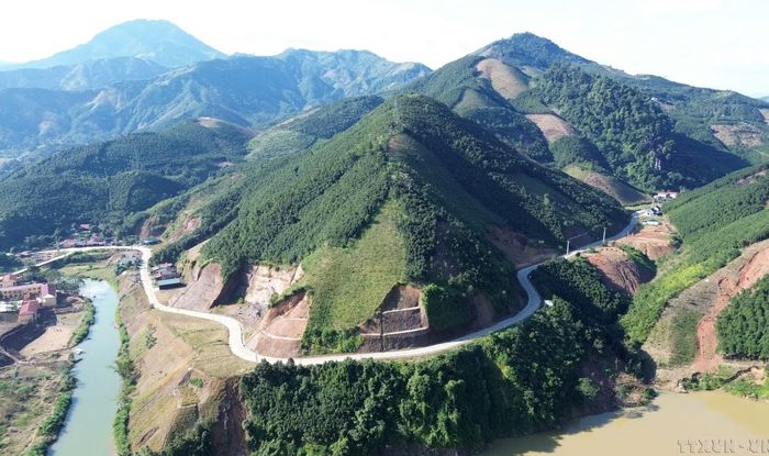 Tuyến đường kết nối giao thông các tỉnh miền núi phía Bắc có tổng chiều dài 199,77 km, có tổng mức đầu tư hơn 6.000 tỷ đồng từ nguồn vốn vay ADB, viện trợ không hoàn lại của Chính phủ Australia và vốn đối ứng của Chính phủ Việt Nam (12/2025). (Ảnh: Quốc Khánh/TTXVN)