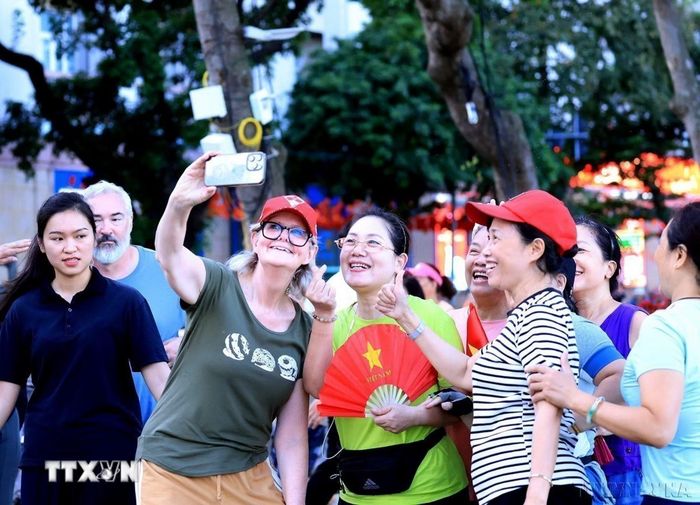 Toàn quyền Australia Sam Mostyn đi dạo quanh Hồ Hoàn Kiếm và “selfie” với người dân Thủ đô trong chuyến thăm chính thức Việt Nam (9/2025). (Ảnh: Tuấn Anh/TTXVN)