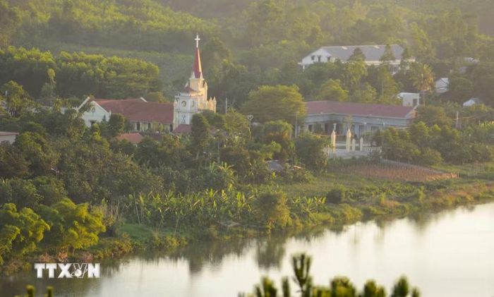 Cảnh sắc thiên nhiên quanh đồi Vọng Cảnh hiện lên vẻ đẹp lãng mạn vào thời điểm hoàng hôn. (Ảnh: Văn Dũng/TTXVN)