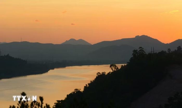 Dòng Hương Giang được dát vàng bởi ánh nắng chiều tà, nhẹ nhàng uốn lượn qua những mảng xanh của núi đồi. (Ảnh: Văn Dũng/TTXVN)