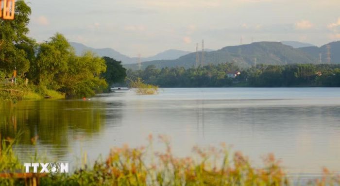Cảm nhận rõ mặt nước tĩnh lặng của dòng Hương Giang khi ngắm nhìn từ chân đồi Vọng Cảnh. (Ảnh: Văn Dũng/TTXVN)