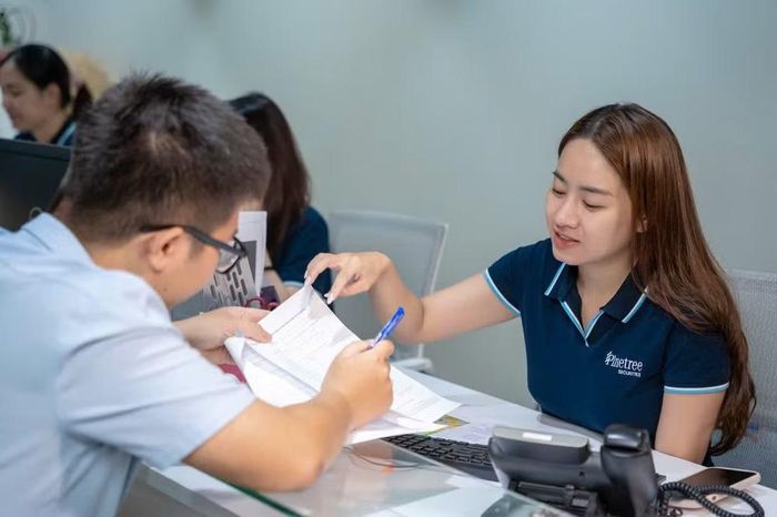 Khối lượng giao dịch trên thị trường thấp hơn khoảng 9% so với trung bình 20 tuần cho thấy dòng tiền từ các nhà đầu tư trong nước còn chần chừ chưa dám giải ngân mạnh. (Ảnh: Vietnam+)