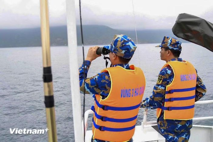 Bộ Chỉ huy quân sự thành phố đang tiếp tục phối hợp với lực lượng của Vùng 3 Hải quân khẩn trương tìm kiếm các nạn nhân còn lại. (Nguồn: Ban Tuyên huấn Vùng 3 Hải quân)