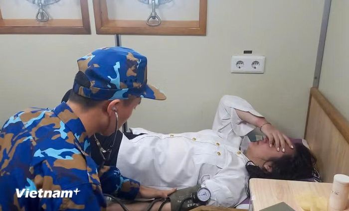 Cứu thành công 1 nạn nhân nữ bị nạn tại Mũi Nghê. (Nguồn: Ban Tuyên huấn Vùng 3 Hải quân)