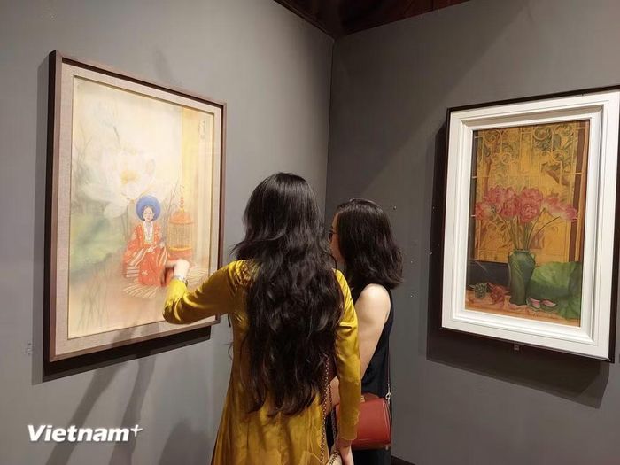 Khách tham quan triển lãm. (Ảnh: Minh Thu/Vietnam+)