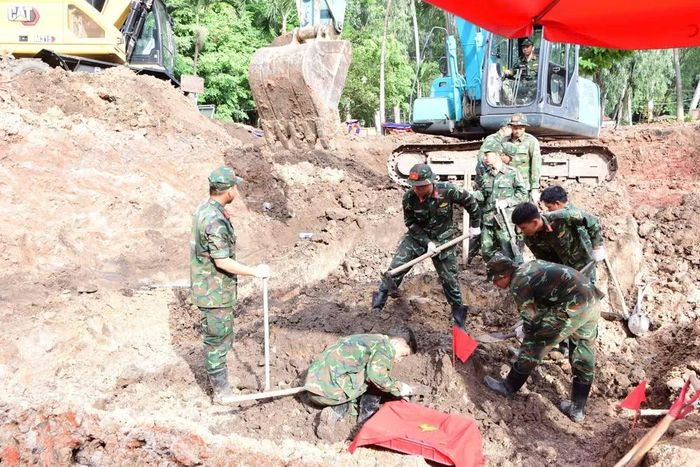 Trong ngày, lực lượng làm nhiệm vụ đã phát hiện, quy tập 18 bộ hài cốt liệt sĩ tại Khu B, gồm 16 bộ hài cốt riêng lẻ và 02 bộ hài cốt tại 01 vị trí mộ tập thể; trong đó, 14 bộ hài cốt có di vật kèm theo.