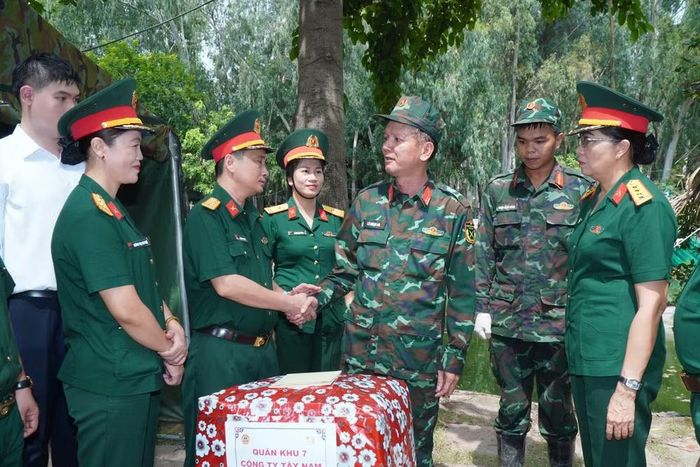 Đoàn công tác đến thăm, động viên và tặng quà các lực lượng đang trực tiếp thực hiện nhiệm vụ tìm kiếm, quy tập và xác định danh tính hài cốt liệt sĩ tại khu vực Công viên Lê Thị Riêng.