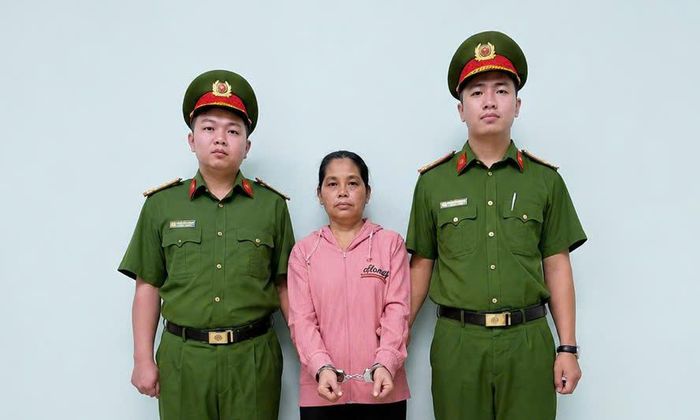Công an TP Hồ Chí Minh bắt khẩn cấp bảo mẫu bạo hành trẻ. Ảnh: CA