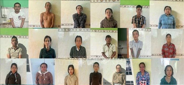 Nhóm 19 đối tượng bị cơ quan Cảnh sát điều tra Công an thành phố Cần Thơ khởi tố về hành vi cướp giật tài sản. Ảnh: TTXVN phát