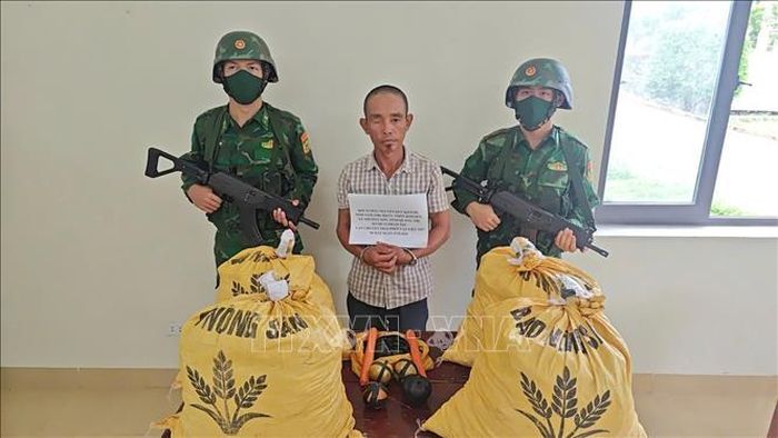 Đối tượng Nguyễn Duy Khánh cùng tang vật bị bắt giữ. Ảnh: TTXVN phát