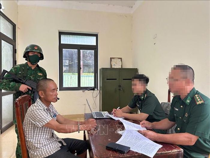 Đối tượng Nguyễn Duy Khánh bị bắt khi vận chuyển 136kg vật liệu nổ. Ảnh: TTXVN phát