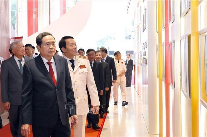 Chủ tịch Quốc hội Trần Thanh Mẫn dự Lễ kỷ niệm 70 năm Ngày truyền thống lực lượng Cảnh sát kinh tế. Ảnh: Doãn Tấn/TTXVN
