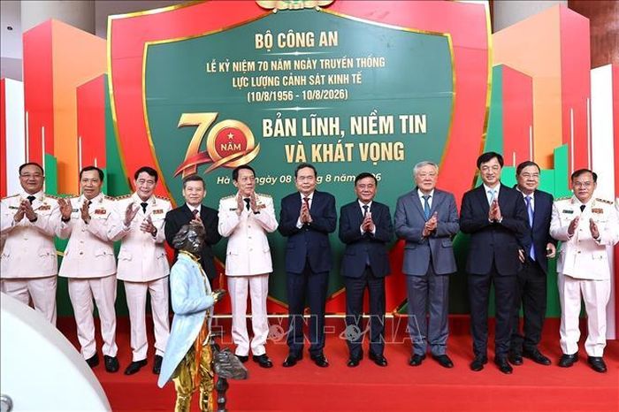Chủ tịch Quốc hội Trần Thanh Mẫn và đại biểu với lãnh đạo Bộ Công an dự Lễ kỷ niệm 70 năm Ngày truyền thống lực lượng Cảnh sát kinh tế. Ảnh: Doãn Tấn - TTXVN