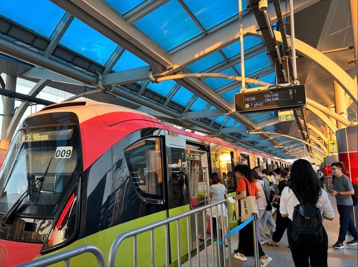 Hành khách đi tuyến Hà Nội Metro 3.1.