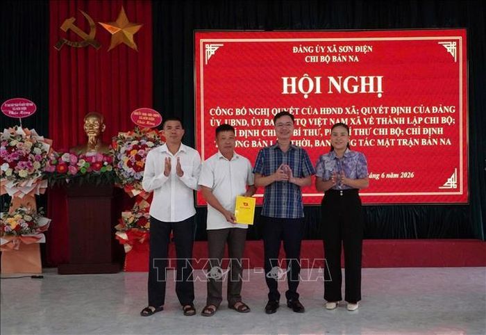 Đảng ủy xã Sơn Điện (Thanh Hóa) công bố các quyết định thành lập chi bộ và chỉ định Trưởng bản Na. Ảnh: Khiếu Tư/TTXVN