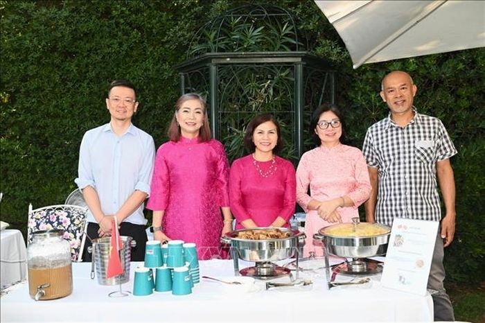 Hoạt động của Đại sứ quán Việt Nam tại Hy Lạp nhân Ngày ASEAN thể hiện trách nhiệm, đóng góp của Việt Nam trong xây dựng ngôi nhà chung ASEAN và lan tỏa hơn nữa hình ảnh Việt Nam qua các món ăn mang hương vị Việt tới chính giới, bạn bè và ngoại giao đoàn tại địa bàn. Ảnh: TTXVN phát