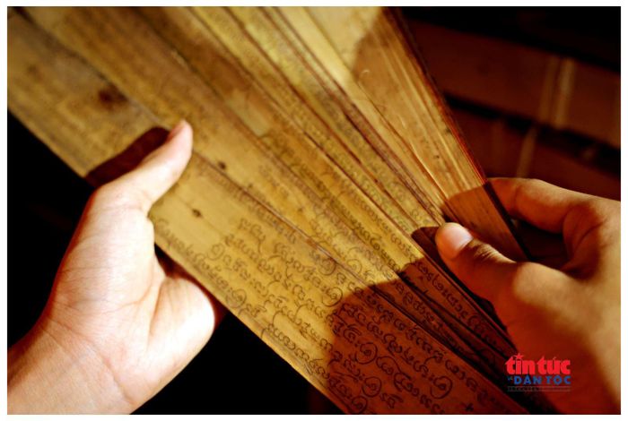 Kinh lá buông của người Khmer gồm 4 loại: kinh Phật, truyện cổ dân gian, hội hè - trò chơi dân gian và các bài giáo huấn. Trong đó, kinh Phật khắc trên lá buông là tư liệu quý, ghi lại lời dạy của Đức Phật và chỉ được mở để thuyết pháp trong các dịp lễ lớn như Phật Đản, Kathina, Thvai PresKhe (cúng trăng) và Dolta (cúng ông bà).
