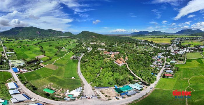 An Giang hiện còn khoảng 170 bộ kinh lá buông với hơn 900 quyển, có niên đại khoảng 120 năm, được lưu giữ tại một số ngôi chùa Khmer ở hai xã Tri Tôn và Tịnh Biên (An Giang).
