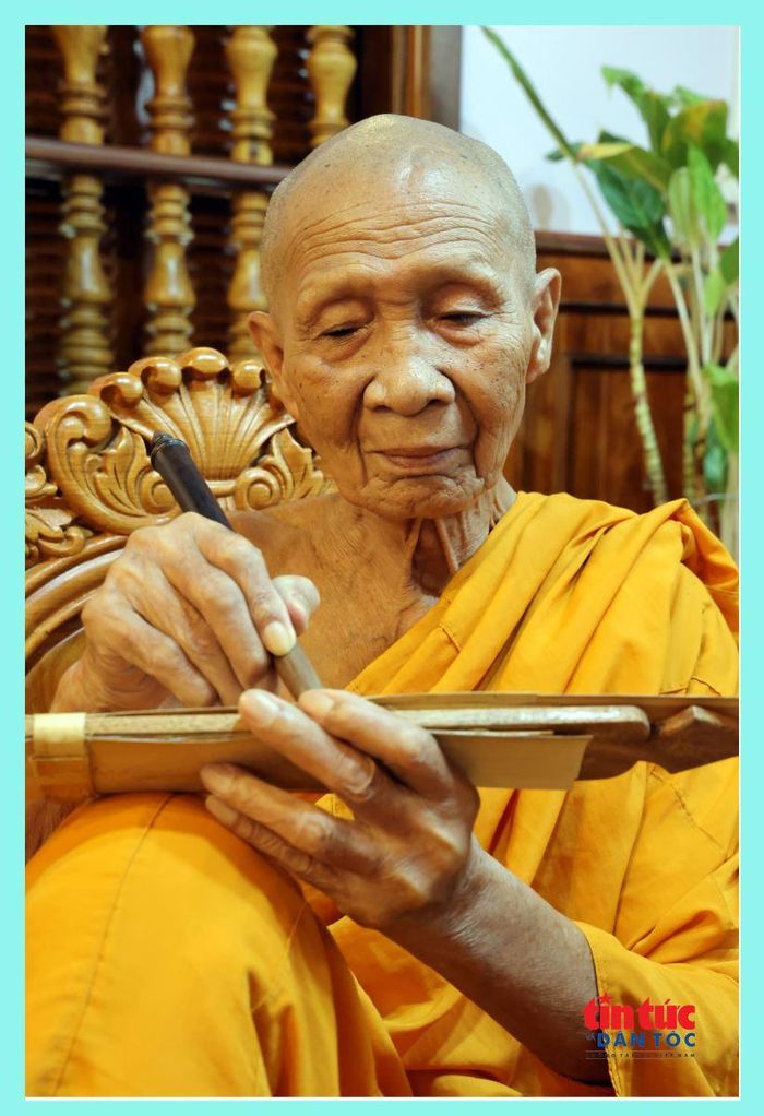 Hòa thượng Chau Ty là người duy nhất trong tỉnh An Giang còn lưu giữ trọn vẹn kỹ thuật viết chữ trên lá buông.