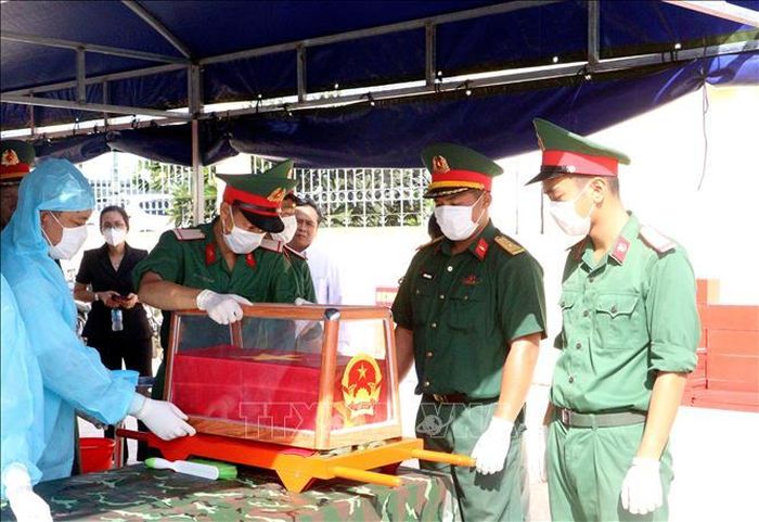 Các lực lượng đang hoàn thiện công tác lấy mẫu ADN hài cốt một liệt sĩ chưa xác định danh tính tại Nghĩa trang liệt sĩ Long Hồ, tỉnh Vĩnh Long.