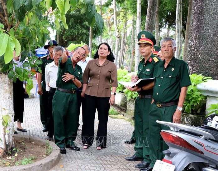 Bà Nguyễn Thị Bé Mười, Phó Chủ tịch UBND tỉnh Vĩnh Long khảo sát thực tế, trao đổi với các nhân chứng.
