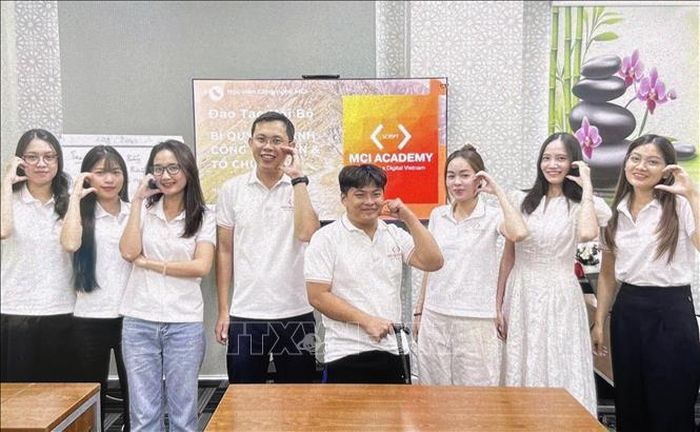 Lê Tấn Đạt tham gia đào tạo công nghệ thông tin trực tiếp cho ứng viên. Ảnh: TTXVN phát